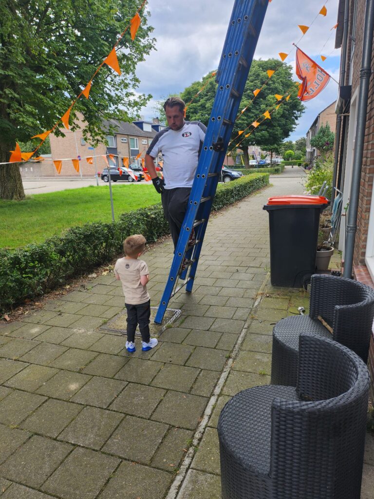 Dakrenovatie in 2025: Wanneer kies je voor reparatie en wanneer voor vervanging? 4 Dakrenovatie
man op ladder met kind op een dak