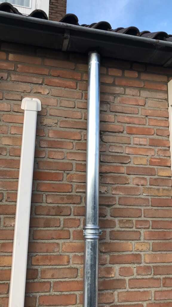 Projecten 4 Dakreparatiebedrijf pijp aan zijkant van muur woning