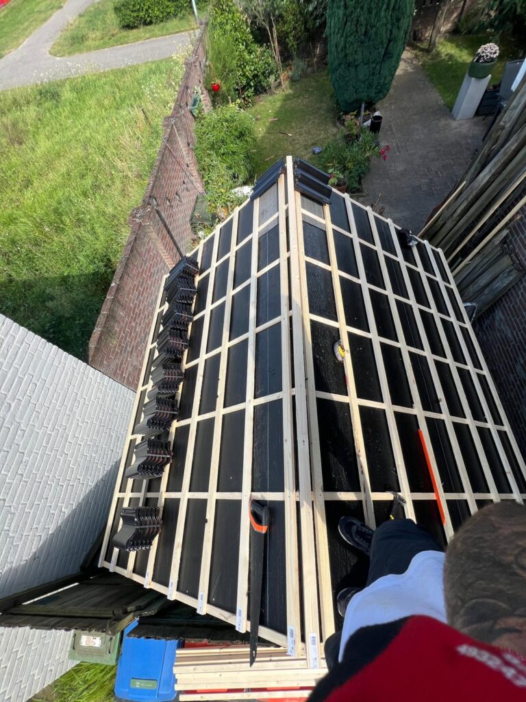 Diensten 6 Dakwerk-Dakconstructie man op dak bezig met constructie dakdekker