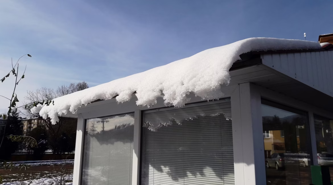 lekkage door sneeuw op het dak