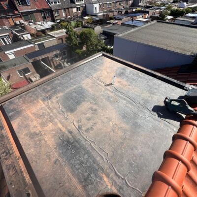 Dampopen folie aangebracht tijdens een pannendak vernieuwd dakrenovatie project