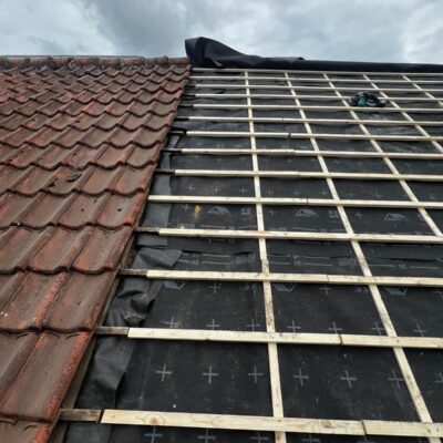 Nieuw regelwerk en panlatten geplaatst bij een pannendak vernieuwd dakrenovatie