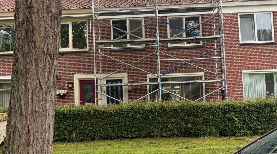 oude dakpannen vervangen op een schuin dak
