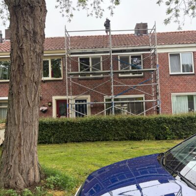 oude dakpannen vervangen op een schuin dak