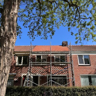 Vakman bezig met pannendak vernieuwen