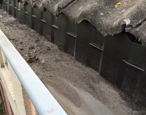 Geplaatste vogelwering onder de dakpannen strak afgewerkt bij de dakgoot