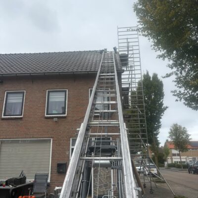 Schoorsteen slopen met breekhamer op schuin dak Den Bosch