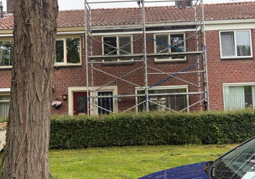 oude dakpannen vervangen op een schuin dak