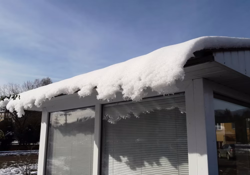 lekkage door sneeuw op het dak